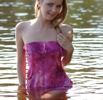 Русская принцесса забралась в воду голенькой