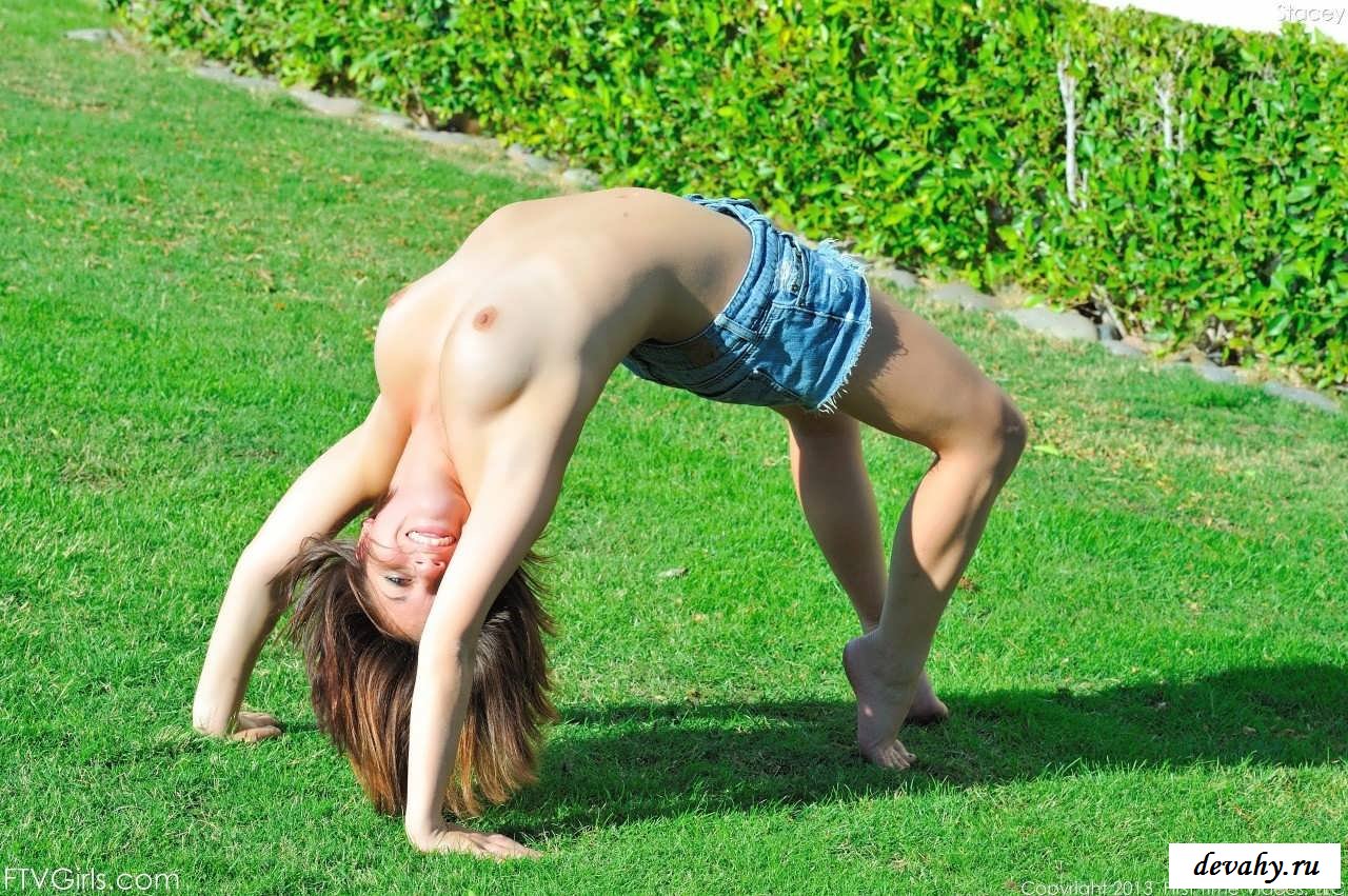Эротика гимнастки на зеленой лужайке  (15 фото эротики)