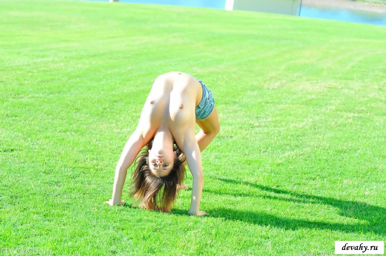 Эротика гимнастки на зеленой лужайке  (15 фото эротики)