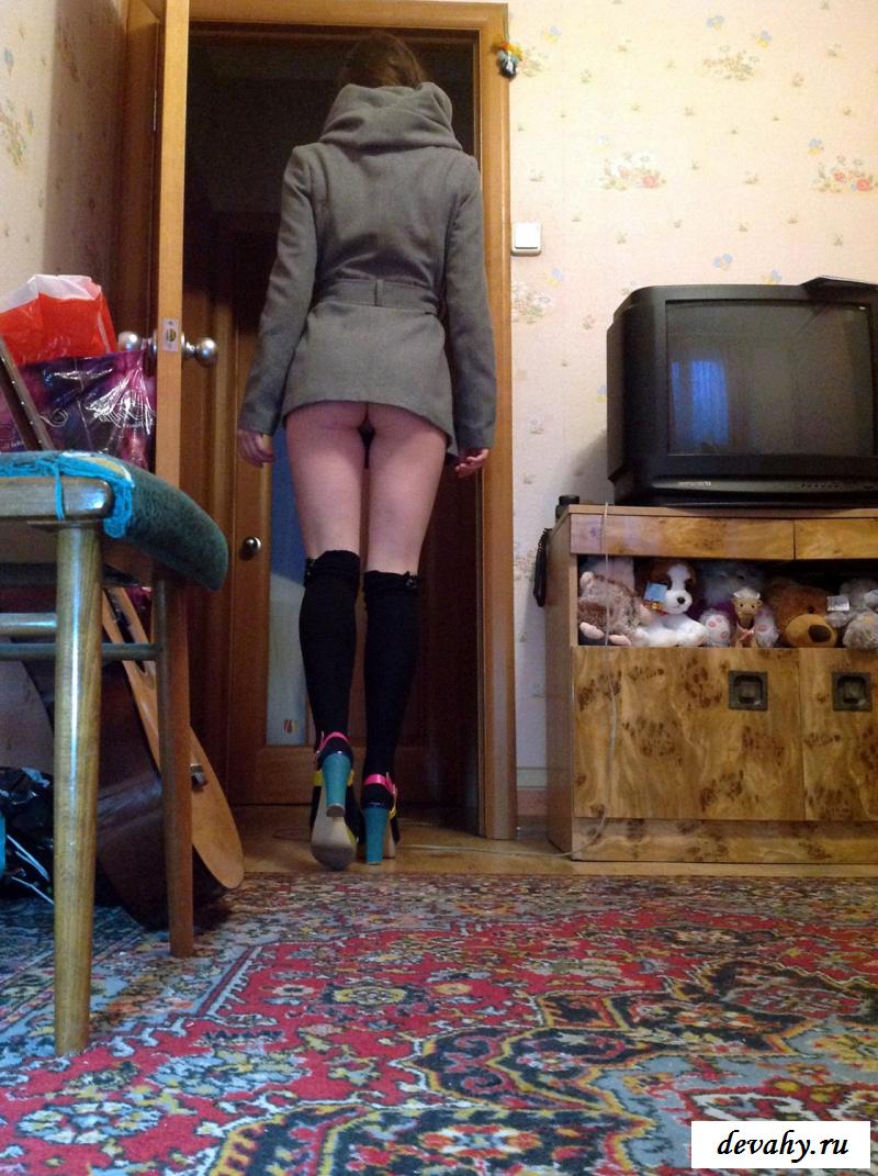 Голая дряная девушка гуляет без лифчика в пальто секс фото