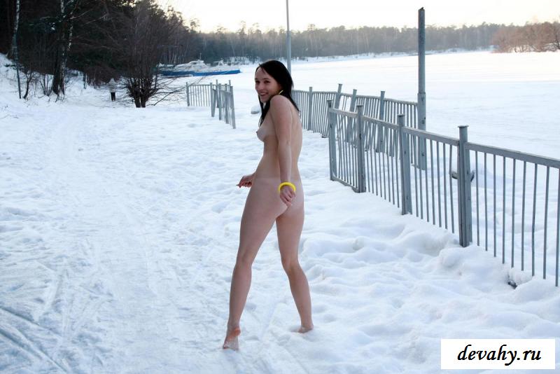 Брюнетка эротично гуляет по снегу смотреть эротику