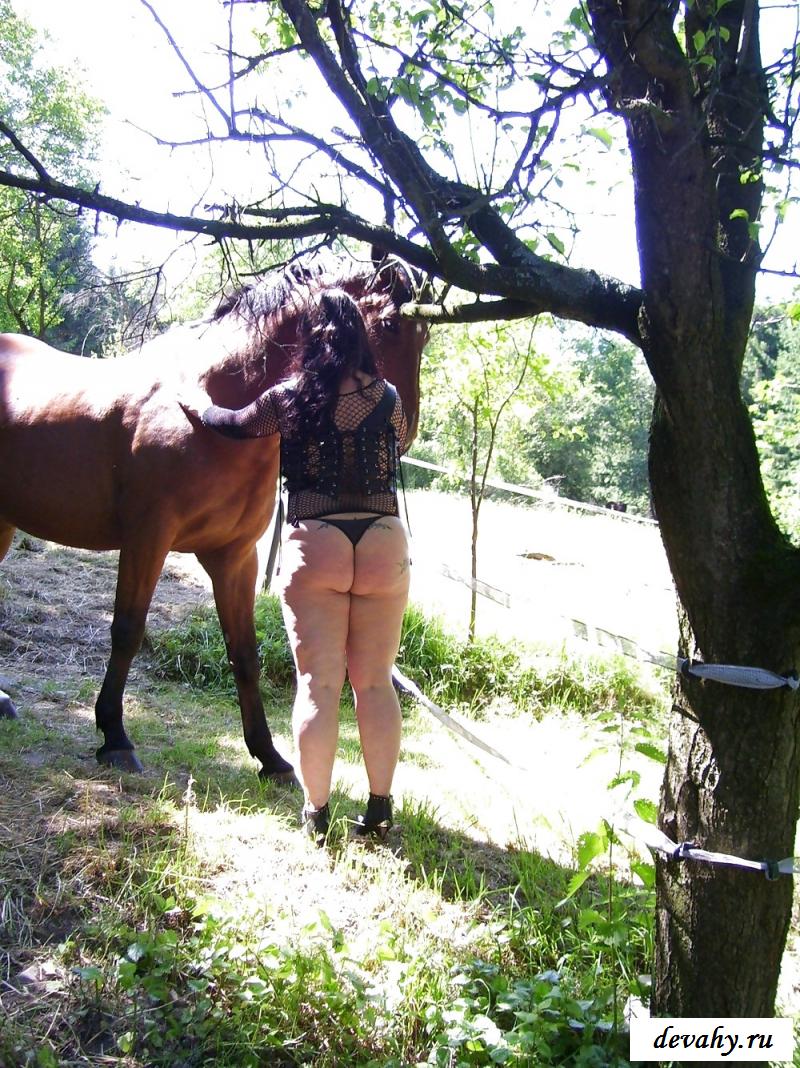 Фото эротика жопастой женщины-наездницы у коня